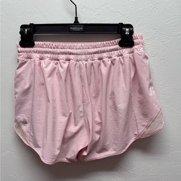 Lululemon Hotty Hot Low Rise Shorts in Dusty Pink - size 6 - Picture 2 of 4